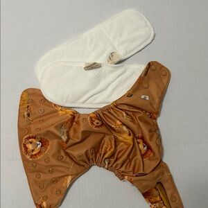 EcoNaps x Snuggle Hunny Lion Print Diaper
Cloth diaper with 2 inserts, NWOT